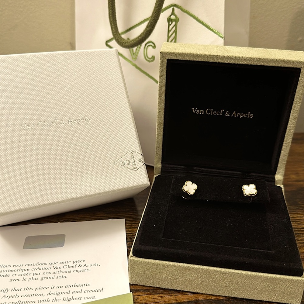 NEW AUTHENTIC Van Cleef & Arpels Sweet Alhambra earstuds 18k yellow gold pearl